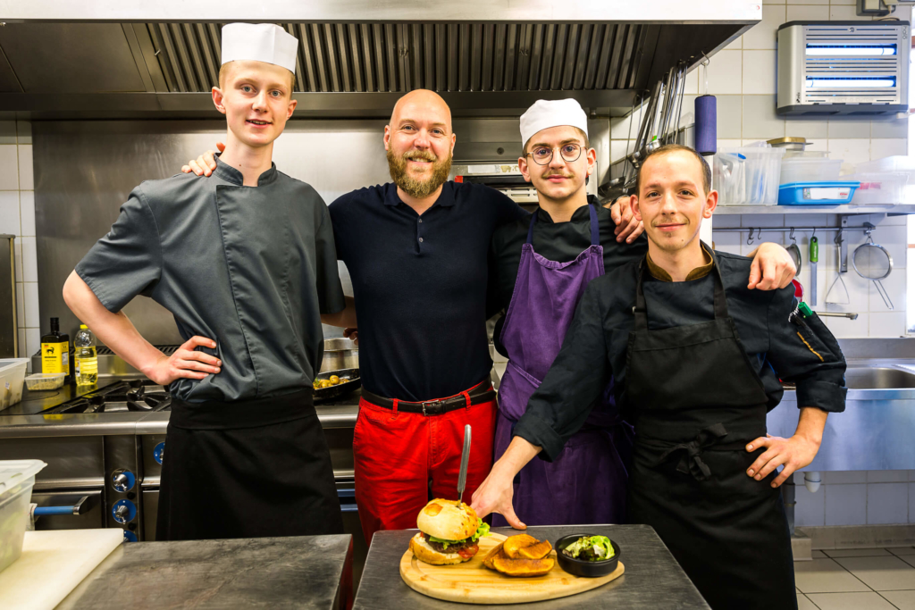 Photos portraits professionnels de l'équipe du restaurant à Vers 74 de l'Auberge de la fruitière - Photographe corporate Haute-Savoie